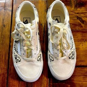Vans w/skulls